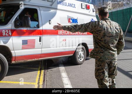 NEW YORK (22. April 2020) CPL. Hunter Dillana, Teamleiter der Lima Company, 3. Bataillon, 2. Marines, Task Force New York, führt ein Fahrzeug und sorgt während der COVID-19-Hilfsaktionen in New York City, 22. April 2020, für Sicherheit für den USNS Comfort (T-AH 20). Comfort kümmert sich um Trauma-, Notfall- und Notfallpatienten ohne Rücksicht auf ihren COVID-19-Status. Comfort arbeitet mit der Javits New York Medical Station als integriertes System zur Entlastung des medizinischen Systems von New York City zusammen, um die US Northern Command's Defence Support of Civil Authorities als Reaktion auf die COVID-1 zu unterstützen Stockfoto