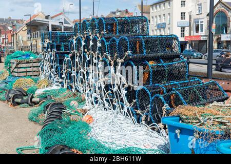 Hummer und Krabbentöpfe und Fischernetze am Kai am Scarborough Harbour, North Yorkshire Stockfoto