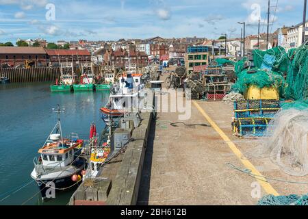 Kleine Fischerboote, die im Hafen von Scarborough in North Yorkshire festgemacht sind Stockfoto