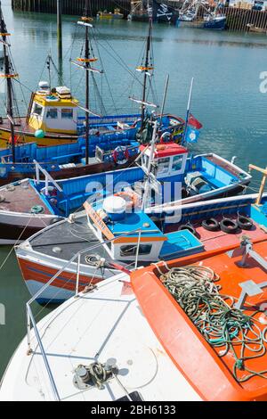 Kleine Angel- und Freizeitboote im Hafen von Scarborough, North Yorkshire Stockfoto