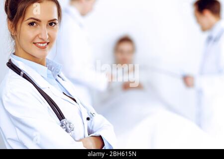 Lächelnd auf den Hintergrund mit Patienten im Bett und zwei Ärzte Ärztin Stockfoto