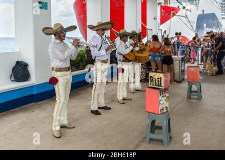 Cozumel, Mexiko - 24. April 2019: Lokale Musiker spielen traditionelle Musik auf mexikanischen Musikinstrumenten, um die Passagiere eines Kreuzfahrtschiffes in der Po Stockfoto