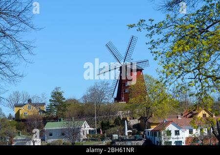 Die Windmühle wacht über Strängnäs von der Spitze des Kvarnberget. Stockfoto