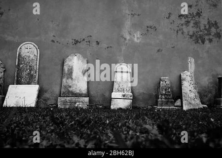 Verlassene Friedhof alten Zement Grabsteine herumliegen. Stockfoto