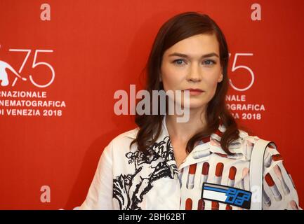 VENEDIG, ITALIEN - AUGUST 30: Hannah Gross besucht die Fotozelle "der Berg" während des 75. Filmfestivals von Venedig am 30. August 2018 in Venedig, Italien. Stockfoto