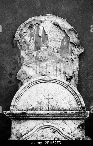 Verlassene Friedhof alten Zement Grabsteine, die von der Wand gefallen. Stockfoto