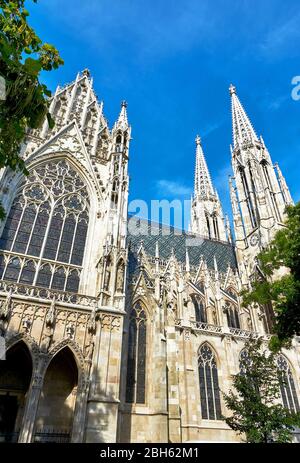 Blick auf die Votivkirche im Zentrum von Wien, Österreich Stockfoto