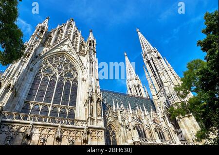 Blick auf die Votivkirche im Zentrum von Wien, Österreich Stockfoto