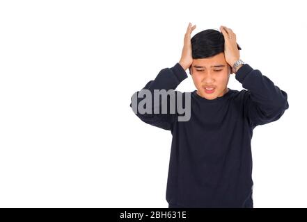 Das Foto eines Mannes im schwarzen T-Shirt ist Gefühl, Schmerz, Kopfschmerzen oder Migräne. Stockfoto
