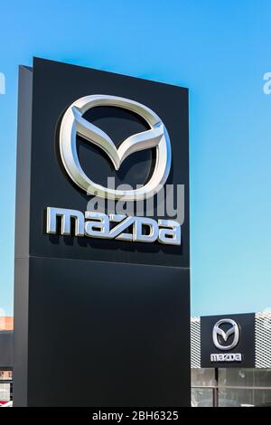 Logo-Schild für Mazda Motoren, außerhalb eines Fahrzeugs Steckdose, Ayr Stockfoto