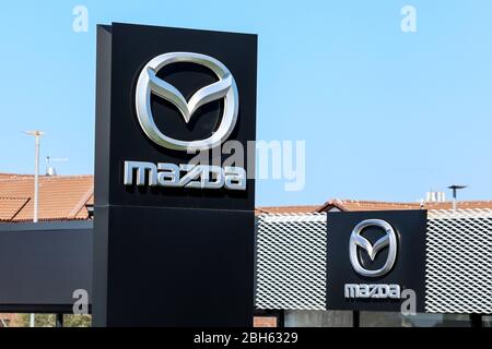 Logo-Schild für Mazda Motoren, außerhalb eines Fahrzeugs Steckdose, Ayr Stockfoto