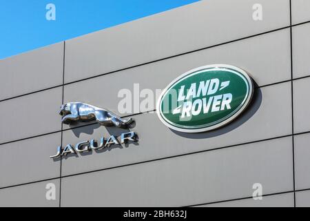 Logo-Schild für Jaguar Land Rover Motoren, außerhalb einer Fahrzeugsteckdose, Ayr Stockfoto