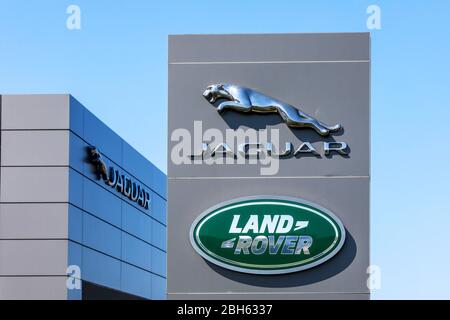 Logo-Schild für Jaguar Land Rover Motoren, außerhalb einer Fahrzeugsteckdose, Ayr Stockfoto