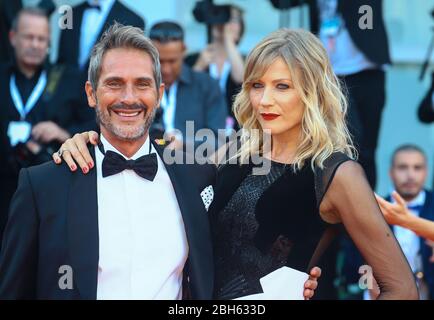 VENEDIG, ITALIEN - AUGUST 30: Natasha Stefanenko und Luca Sabbioni gehen während der 75. Filmfestspiele von Venedig auf dem roten Teppich der "Roma"-Vorführung Stockfoto