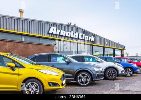 Arnold Clark Autohändler Vorplatz mit einer Auswahl von Gebrauchtwagen zum Verkauf auf dem Display, Irvine, Ayrshire, Schottland, Großbritannien Stockfoto