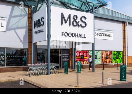 M und S Foodhall Eingang mit Deckenschild und Trolleys draußen, Irvine, Ayrshire Stockfoto