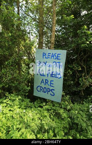 Handbemaltes Schild auf Ackerland in Stourbridge, West midlands, Großbritannien. Stockfoto