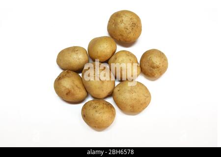 Ein Haufen Kartoffeln auf weißem Hintergrund isoliert Stockfoto