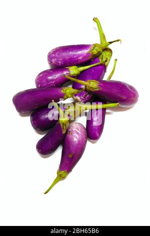 Frische rohe lila Auberginen gestreifte lila Auberginen isoliert auf weißem Hintergrund Stockfoto