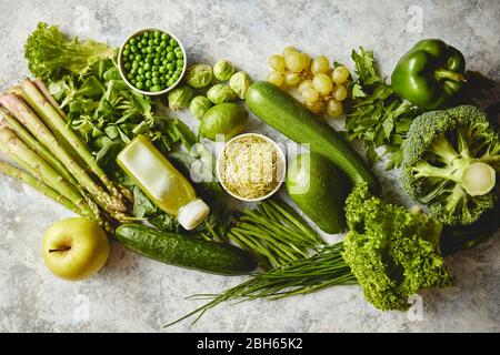 Grünes antioxidatives organisches Gemüse, Obst und Kräuter auf grauem Stein Stockfoto