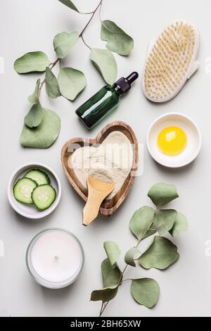 Natürliche Inhaltsstoffe Kollagen, Eigelb und Eukalyptus für hausgemachte Kosmetikprodukte. DIY Kosmetik und Spa Konzept. Stockfoto