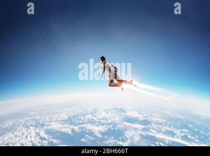 Geschäftsmann in Anzug und Aviator hat fliegen im Himmel Stockfoto