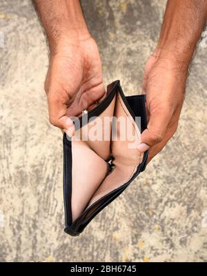 Hand hält leere Brieftasche - Rezession Stockfoto