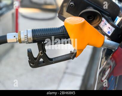 Auto Tanken auf der Tankstelle mit Pumpen Benzin im Auto Stockfoto