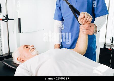 Behandlung von Schmerzen im Schultergelenk mit Kinesitherapie. Erholung Gelenk , Stockfoto