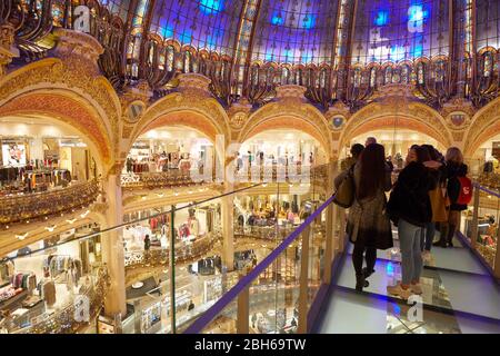 PARIS - 6. NOVEMBER 2019: Galeries Lafayette Interior mit Glasswalk Installation und Menschen und Touristen in Paris Stockfoto