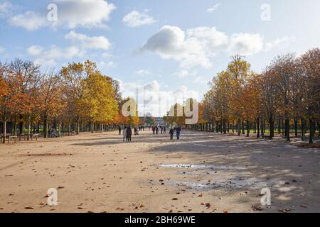 PARIS - 7. NOVEMBER 2019: Tuileries Garten, großer Spaziergang mit Menschen in einem sonnigen Herbsttag in Paris Stockfoto