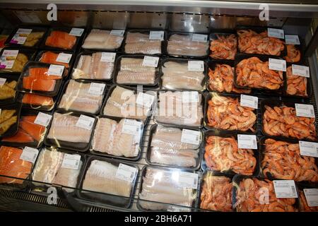 Bordeaux , Aquitaine / Frankreich - 04 16 2020 : Lebensmittel Fisch frisch Abteilung Meeresfrüchte in Regalen der lokalen französisch Supermarkt Stockfoto