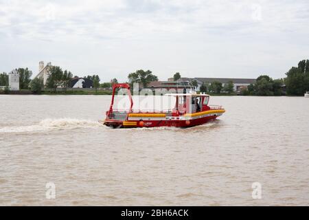 Bordeaux , Aquitaine / Frankreich - 04 16 2020 : SDIS 33 Feuerwehrmann retten rotes Boot auf dem fluss garonne in Bordeaux Stadtküste Gironde Frankreich Stockfoto