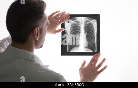 Radiologe Untersuchung ein Röntgenbild der Lunge. Lungenerkrankungen, Behandlung, Lungenentzündung Stockfoto