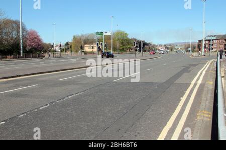 Dies ist Great Western Road und Anniesland Cross in Glasgow. Tag und Nacht ist dies eine große und immer eine sehr befahrene Straße und Kreuzung. Jetzt ist es fast leer. Verlassen, wegen der Sperrung und zu Hause bleiben, Maßnahmen vorhanden, um zu versuchen, und die Bekämpfung der Covid-19 und Coronavirus Pandemie, die durch Großbritannien wütet. Glasgow. April 2020 Stockfoto