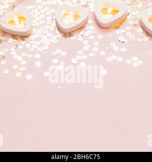 Einrichtung am Valentinstag. Festlicher Hintergrund mit glänzenden Funkeln. Valentinstagskarte. Stockfoto
