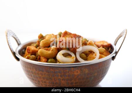 Hüttenkäse mit Erbsen in Indischer Soße Stockfoto