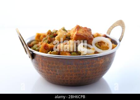 Hüttenkäse mit Erbsen in Indischer Soße Stockfoto