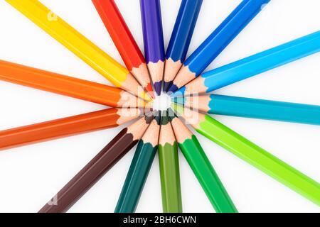 Buntstift im Kreis auf weiß Stockfoto