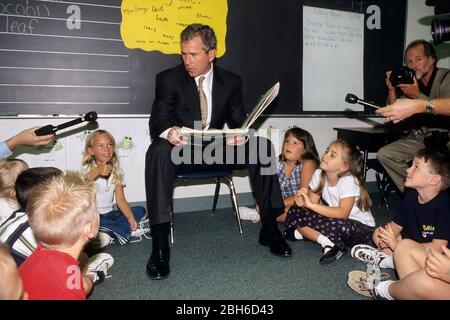 Round Rock, Texas. 8. Juni 1999: Texas Gov. George W. Bush liest Jungen und Mädchen im Klassenzimmer der Grundschule vor, Reporter und Fotografen sind anwesend. ©Bob Daemmrich Stockfoto