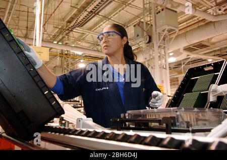 Matamoros, Mexiko, April 2006: Mitarbeiterin an der Produktionslinie, in der Autoradios in Delphi Delco Electronics de Mexico hergestellt werden, einem Maquiladora-Werk jenseits der US-Grenze, das Teile für Autos von General Motors herstellt. Delphi hat etwa 11.000 mexikanische Arbeiter in sieben Fabriken in der Nähe von Matamoros. ©Bob Daemmrich Stockfoto