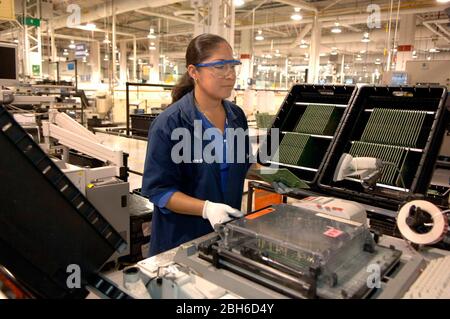 Matamoros, Mexiko, April 2006: Mitarbeiterin an der Produktionslinie, in der Autoradios in Delphi Delco Electronics de Mexico hergestellt werden, einem Maquiladora-Werk jenseits der US-Grenze, das Teile für Autos von General Motors herstellt. Delphi hat etwa 11.000 mexikanische Arbeiter in sieben Fabriken in der Nähe von Matamoros. ©Bob Daemmrich Stockfoto