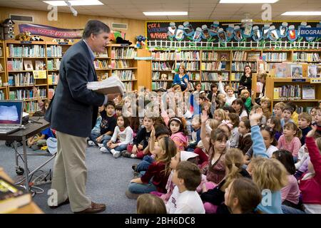 Austin, Texas, USA, 29. November 2007: Der Autor Rick Riordan, der Kinderbücher zu Themen der griechischen Mythologie schreibt, erzählt in der Schulbibliothek des Barton Hills Elementary Geschichten für 5. und 6. Schüler. ©Bob Daemmrich Stockfoto