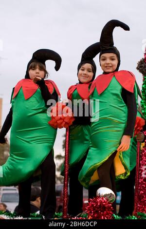 Laredo, Texas USA, 19. Februar 2009: Hispanische Mädchen, die als jalapeno-Paprika gekleidet sind, bei der Children's Youth Parade under the Stars bei der jährlichen Geburtstagsfeier von Washington in den Partnerstädten Laredo, TX und Nuevo Laredo, Mexiko. ©Bob Daemmrich Stockfoto