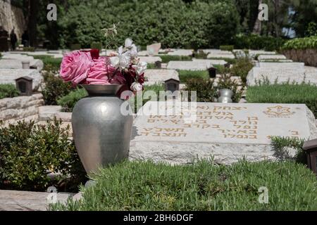 Jerusalem, Israel. April 2020. Familien besuchen die Gräber der Gefallenen am Mt. Herzl Militärfriedhof vor dem Memorial Day, der am 28. April 2020 begangen werden soll, nachdem die Regierung angekündigt hatte, dass am Memorial Day und am folgenden Independence Day landesweit eine totale Sperre stattfinden würde, wobei alle Zeremonien und Feiern abgesagt wurden, um die Ausbreitung der COVID-19 weiter zu verhindern. Quelle: Nir Alon/Alamy Live News Stockfoto