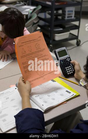 Laredo, Texas, USA, 19. Februar 2009: High School Student in Mathe class using Texas Instruments Calculator for Algebra II study at the Early College High School located on the Campus of Texas A&M International University. ©Bob Daemmrich Stockfoto