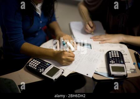 Laredo, Texas, USA, 19. Februar 2009: High School-Studenten verwenden Texas Instruments Graphenrechner während der Algebra II Klasse an der Early College High School auf dem Campus der Texas A&M International University. ©Bob Daemmrich Stockfoto