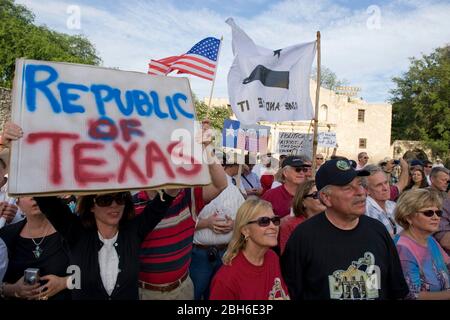 San Antonio Texas, 15. April 2009: Einige der Tausenden Texaner, die sich am Mittwoch vor der Alamo in der Innenstadt von San Antonio zu einer „Tea Party“ versammelten, um gegen die Rettungsaktionen des Bundes und die Wirtschafts- und Einwanderungspolitik von Präsident Obama zu protestieren. ©Bob Daemmrich Stockfoto