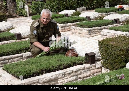 Jerusalem, Israel. April 2020. Familien besuchen die Gräber der Gefallenen am Mt. Herzl Militärfriedhof vor dem Memorial Day, der am 28. April 2020 begangen werden soll, nachdem die Regierung angekündigt hatte, dass am Memorial Day und am folgenden Independence Day landesweit eine totale Sperre stattfinden würde, wobei alle Zeremonien und Feiern abgesagt wurden, um die Ausbreitung der COVID-19 weiter zu verhindern. Quelle: Nir Alon/Alamy Live News Stockfoto