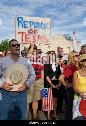 San Antonio, Texas 15. April 2009: Einige der tausenden Texaner, die sich vor der Alamo in der Innenstadt von San Antonio zu einer „Tea Party“ versammelten, um gegen die staatlichen Rettungsaktionen und die Wirtschafts- und Einwanderungspolitik von Präsident Obama zu protestieren. ©Bob Daemmrich Stockfoto